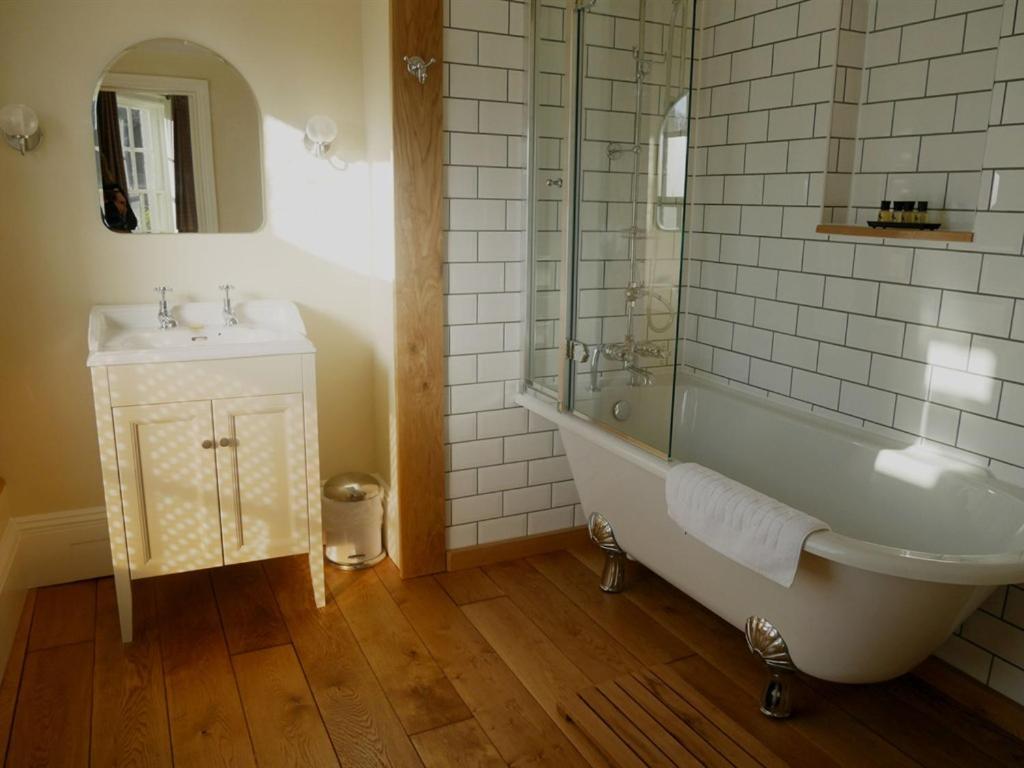The White Hart Hotel Whitchurch  Екстериор снимка