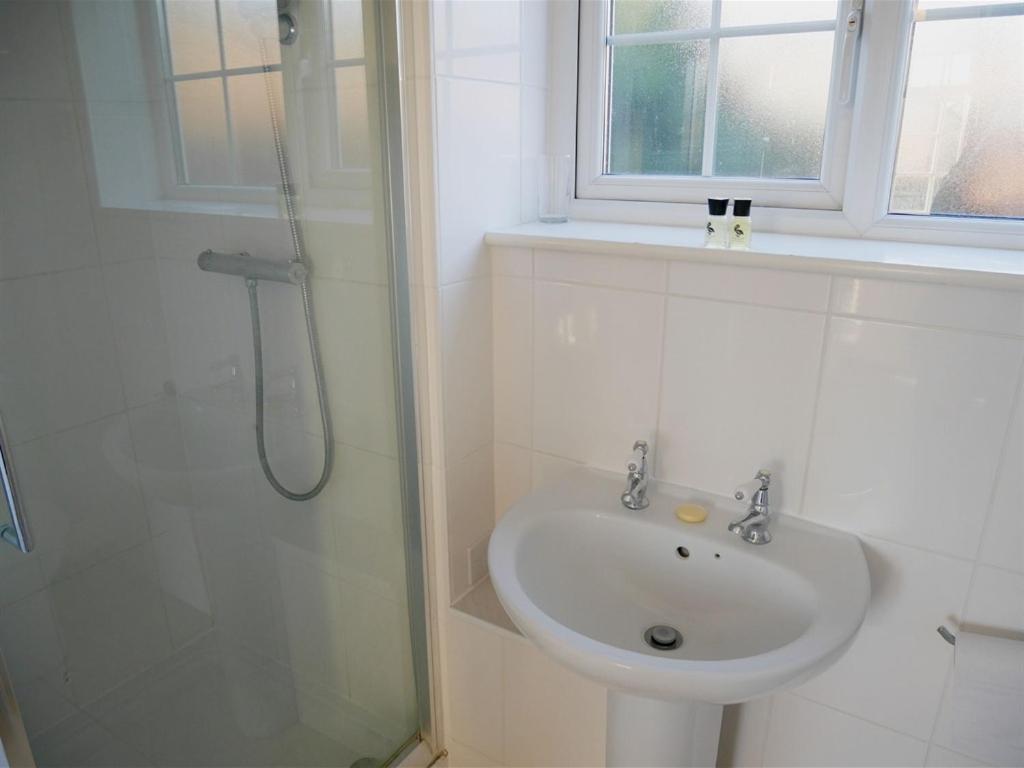 The White Hart Hotel Whitchurch  Екстериор снимка