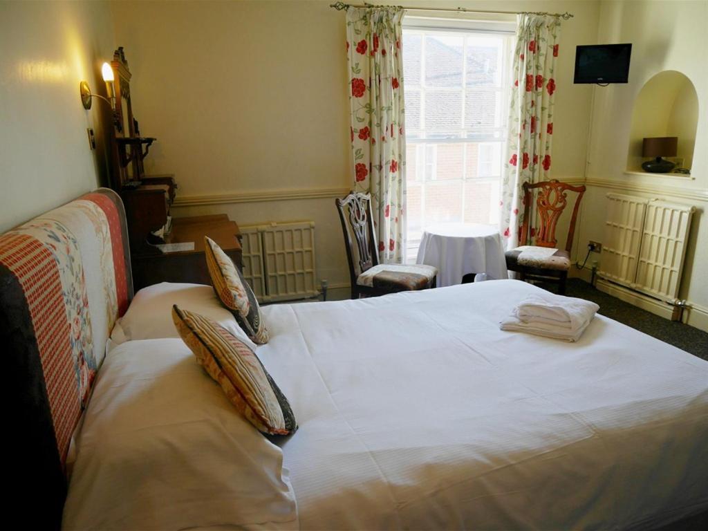 The White Hart Hotel Whitchurch  Екстериор снимка