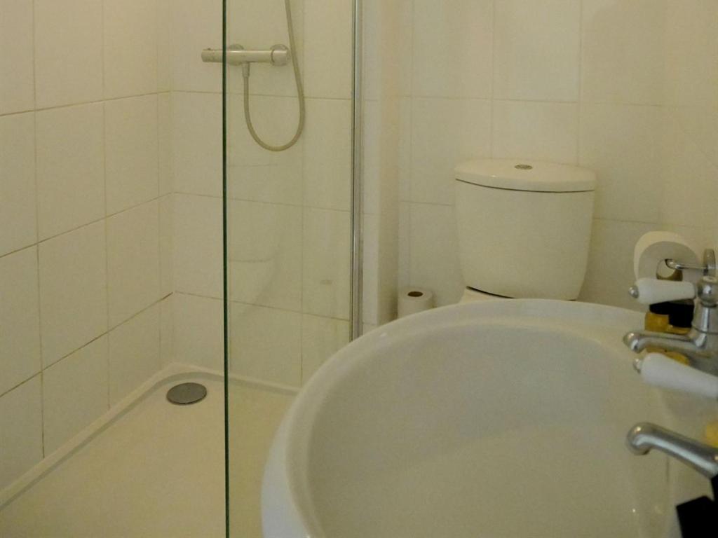 The White Hart Hotel Whitchurch  Екстериор снимка