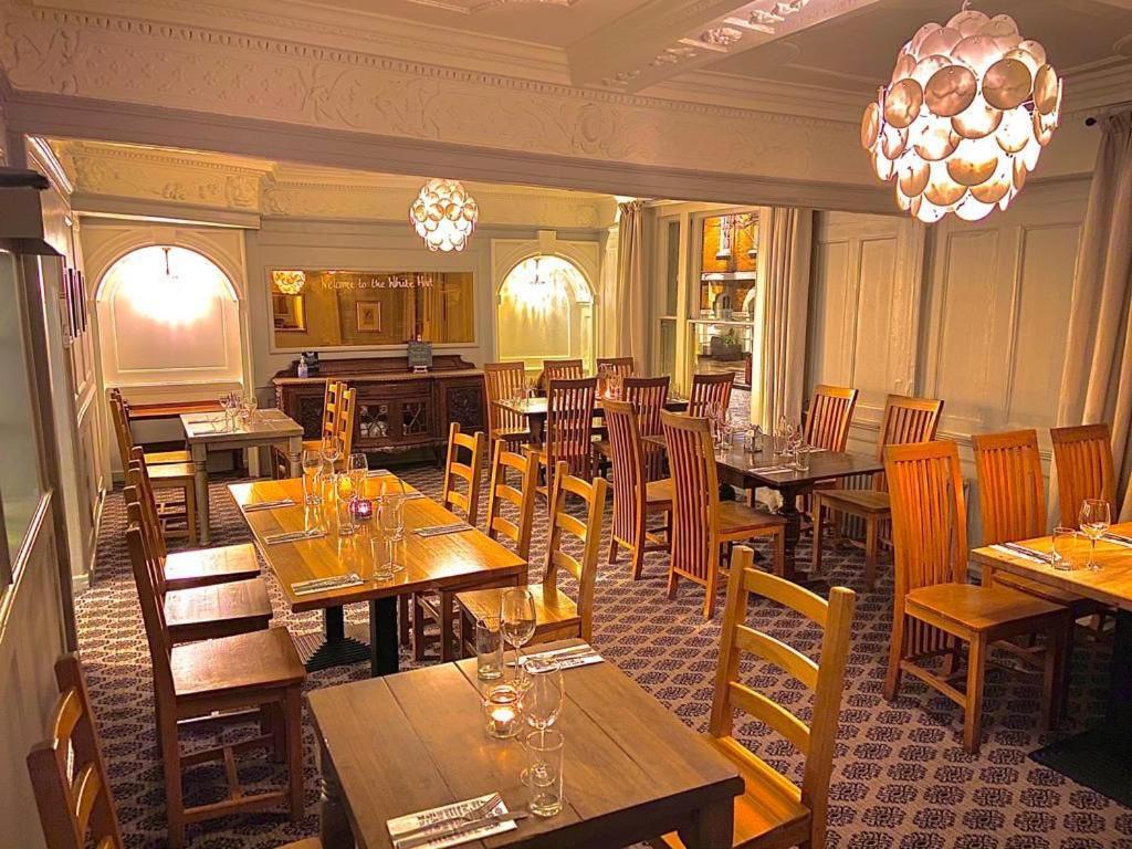 The White Hart Hotel Whitchurch  Екстериор снимка